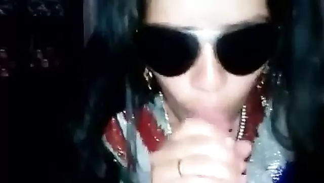 Ateşli Özbek kadın, ağız sulandıran bir oral çekiyor.