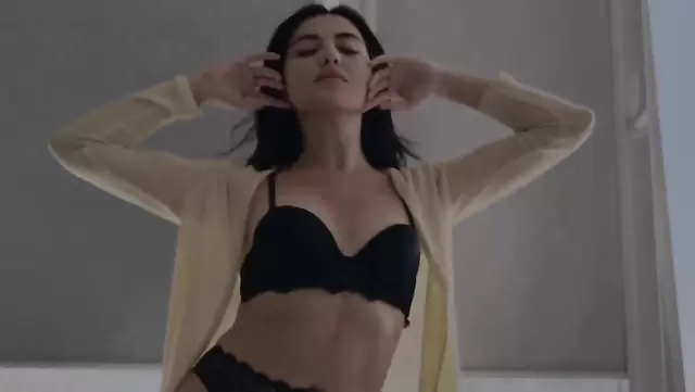 Seksi Özbek kız model olmak istiyor
