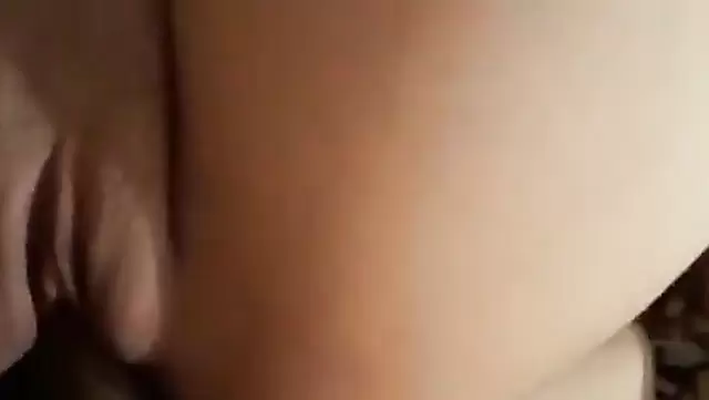 Bir adam genç Özbek kadının dar amına giriyor.
