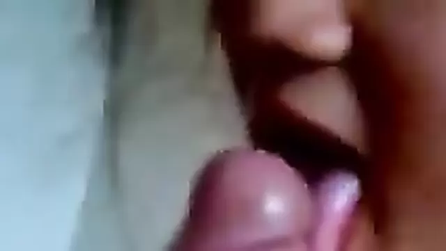 Genç Özbek kız, arkadaşına güzel bir oral çekiyor.