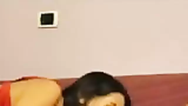 Özbek karı, uyuyan arkadaşını gizlice beceriyor.