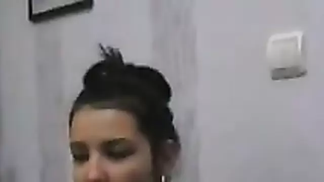 Genç kadın, Özbek erkeklere götünü sergiliyor.