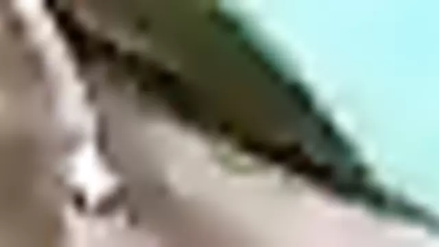 Adam, güzel Özbek kızının yanağına yumruk attı.