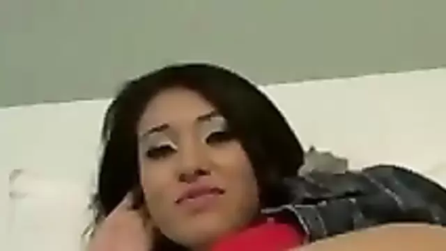 Özbek kadın, yabancı bir adamın kocasını baştan çıkarıyor.