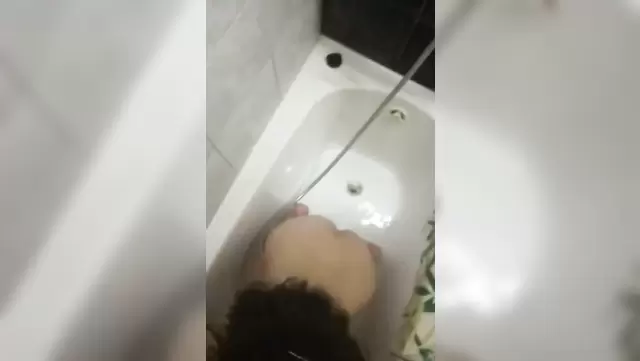 İncecik Özbek genç kız banyoda ateşli bir oral çekiyor.