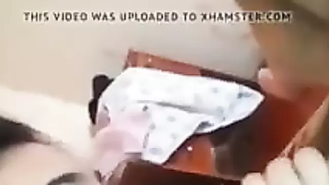 Esmer güzellik, ateşli bir Özbek'e ağızla zevk veriyor.