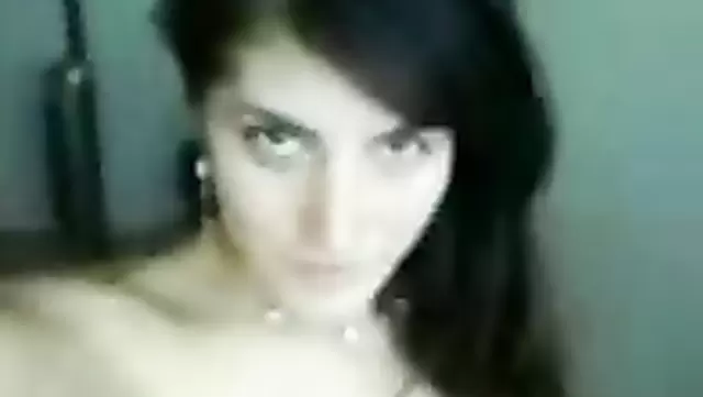 Güzel gözlü Özbek kız kendini kayda alıyor.
