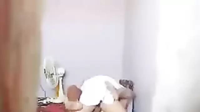 Olgun Özbekler yerde ateşli bir seks yapıyor.