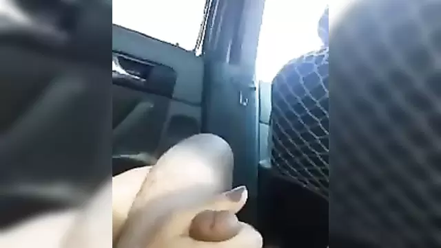 Orospu arabada Özbek aletiyle mastürbasyon yapıyor.