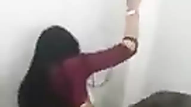 Genç Özbek kız, ateşli bir öğrenci tarafından sikişiyor.