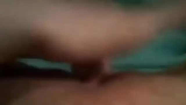 Özbek üniversiteli kız parmaklayarak seks yapıyor.