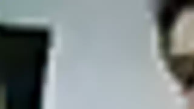Özbek adam ateşli kızın videosunu kaydediyor.