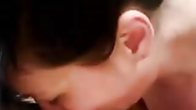 Olgun kadın, Özbek arkadaşına güzel bir oral çekiyor.